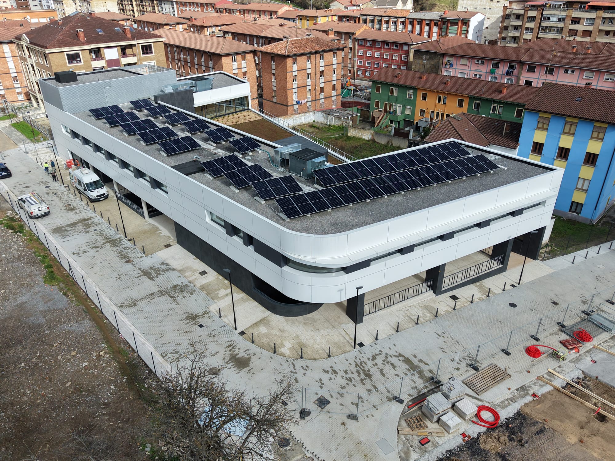 Imágenes aéreas del Centro de Salud de La Pola.