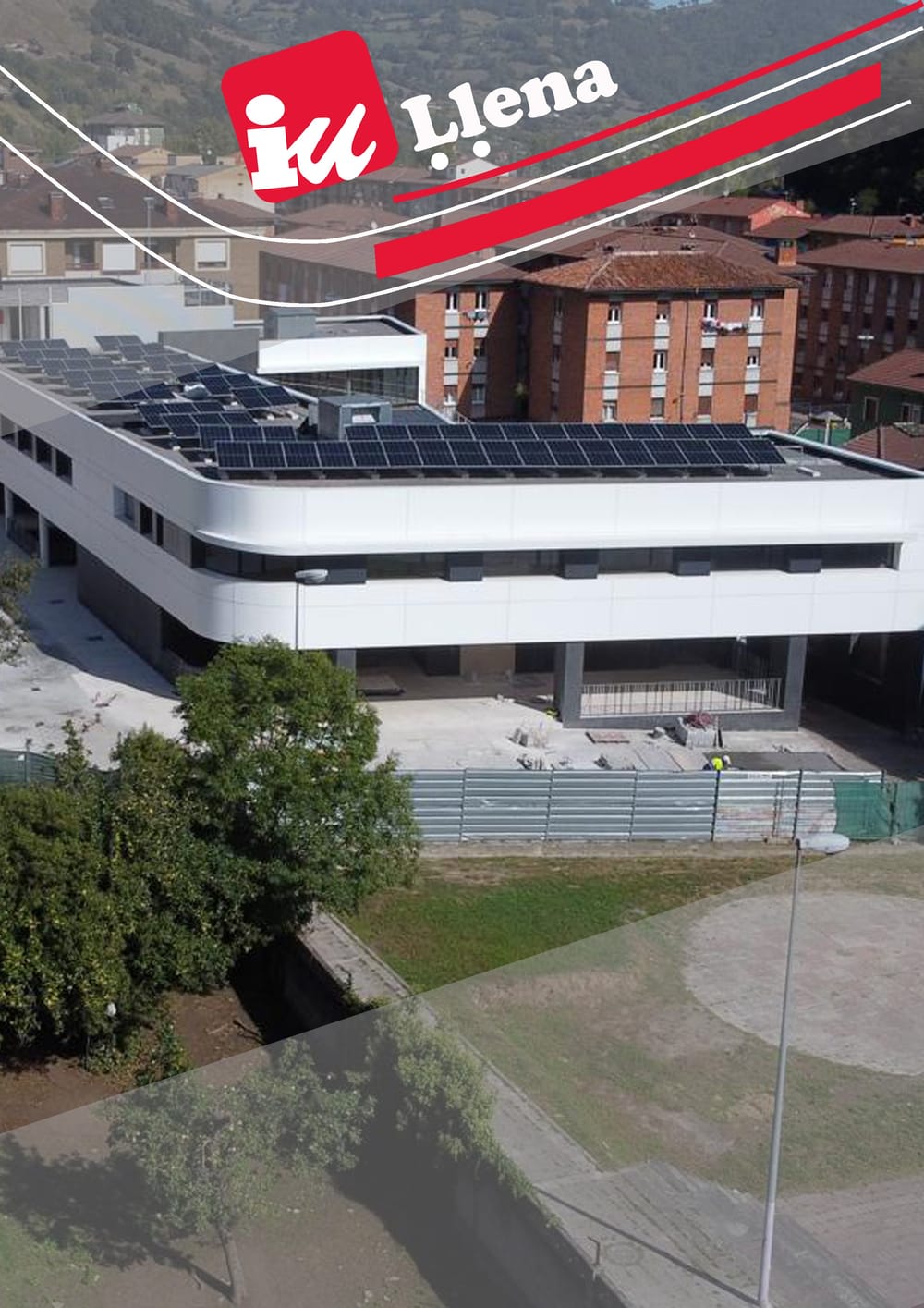 Vista aérea del nuevo Centro de Salud de La Pola con paneles solares en la cubierta
