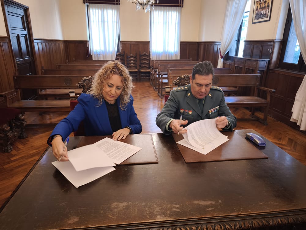 Firma del protocolo de coordinación entre la alcaldesa de Lena y la Guardia Civil