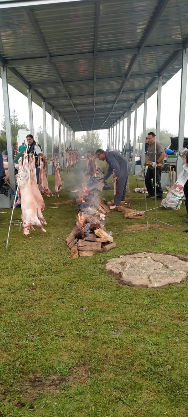 Asadores preparando corderu al espetu en el prau de L.lagüezos
