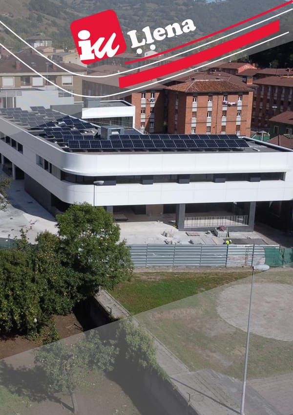 Vista aérea del nuevo Centro de Salud de La Pola con paneles solares en la cubierta